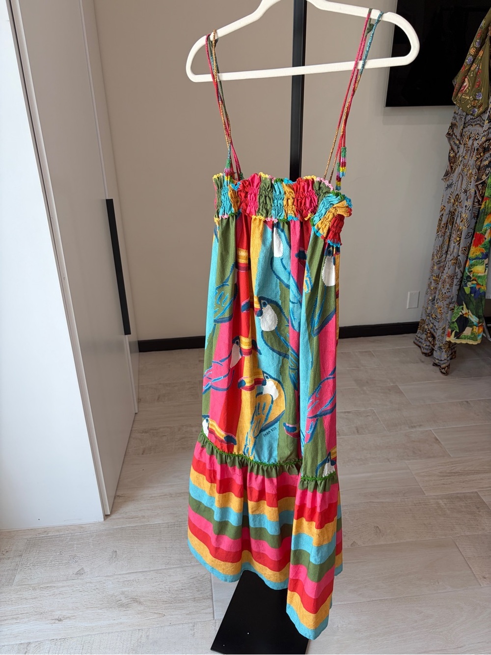 Farm Rio: WONDERFUL TOUCANS MDI DRESS - Picture 8 of 14